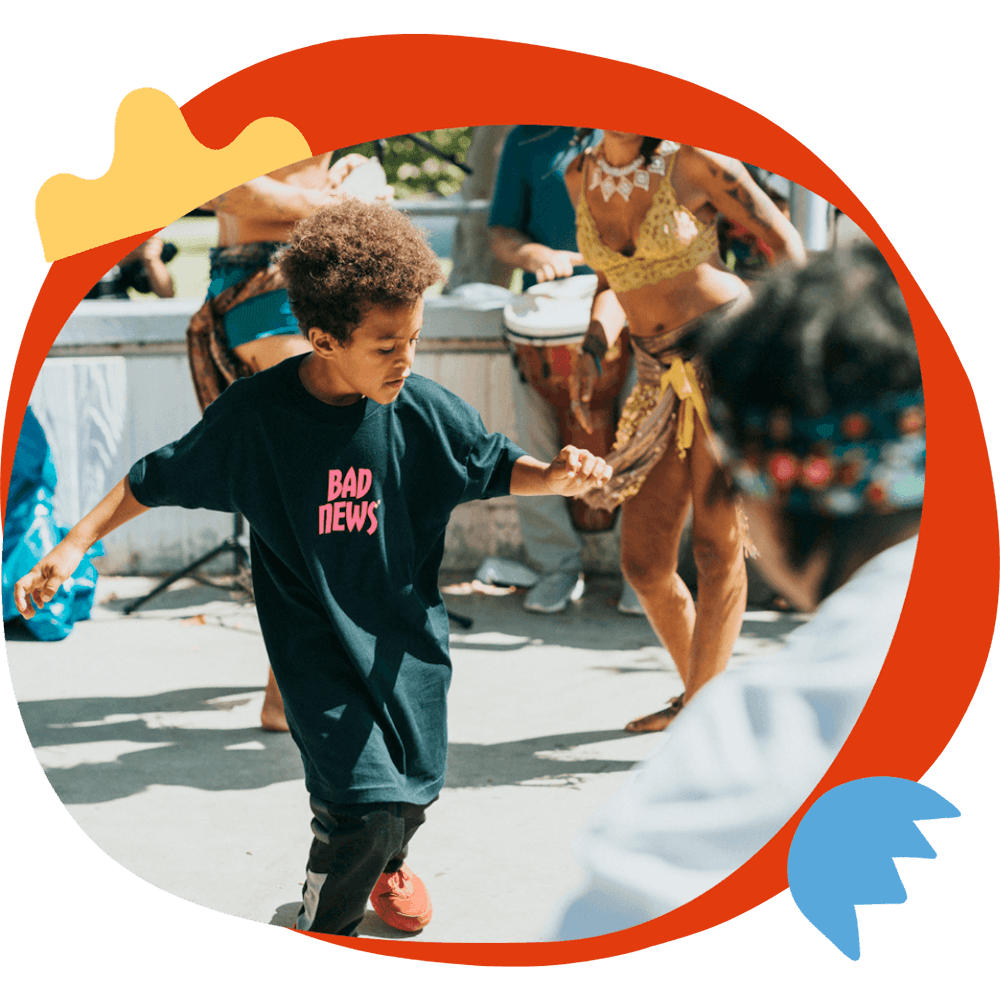 Un bambino che balla hip hop con movimenti espressivi durante un'attività di danza del corso estivo Move Your Summer