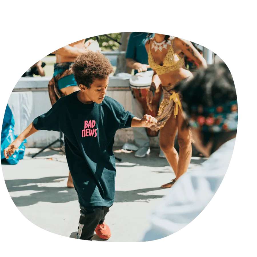 Un bambino che balla hip hop con movimenti espressivi durante un'attività di danza del corso estivo Move Your Summer